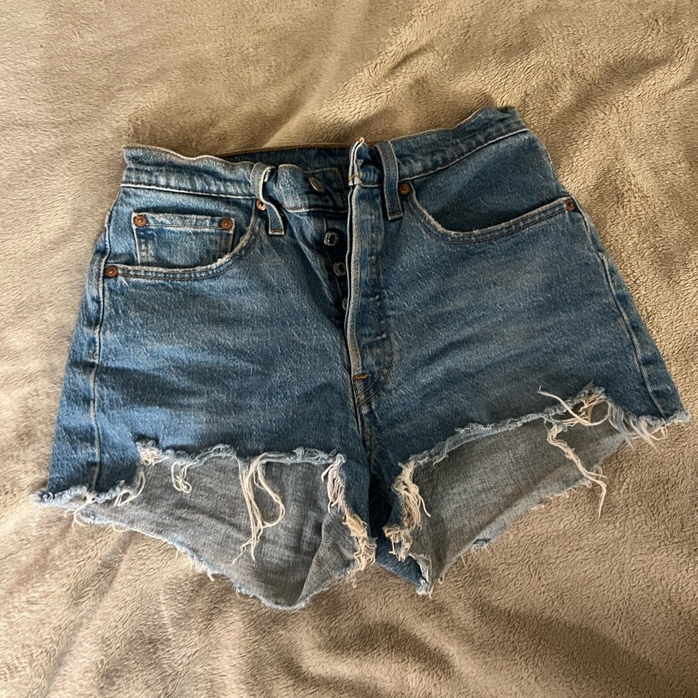 Levi’s 501 ribcage lighter blue short 26